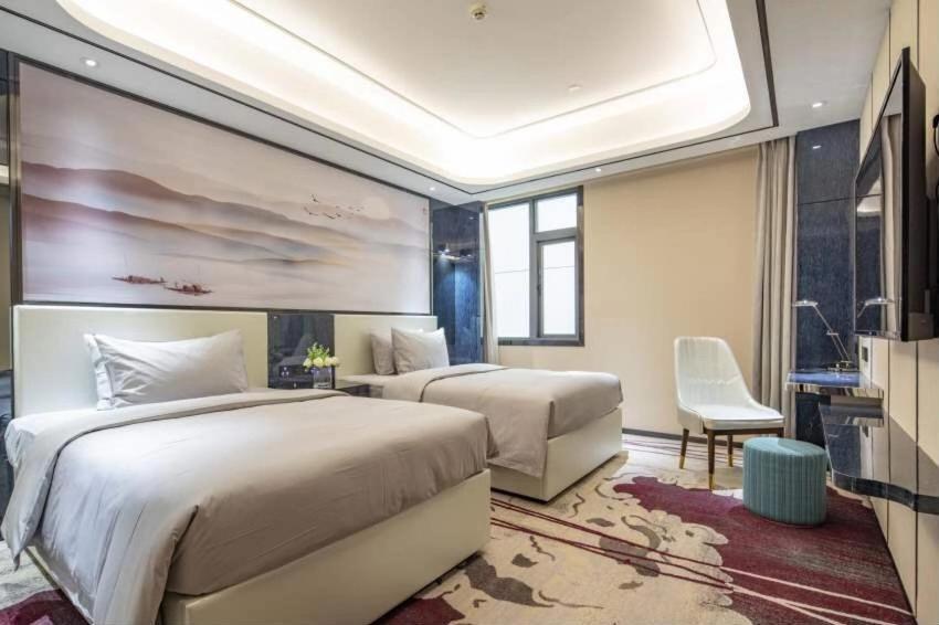Ramada By Wyndham Mengzi Suites Exterior foto